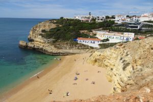 Strand van Praia de Benagil. Vertrekpunt van boottochten om de grotten te bezoeken.