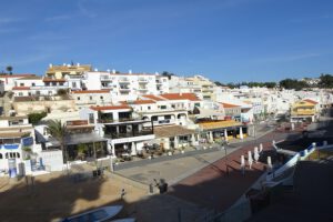 Praia do Carvoeiro Plein met toegang tot het zandstrand. Vele festiviteiten zoals de Black &Whaite Night