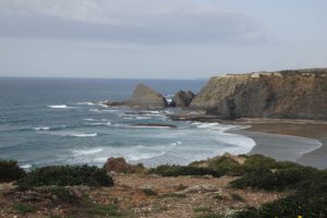 Ruige basaltrotsen aan de westkust van de Algarve en de Alentejo