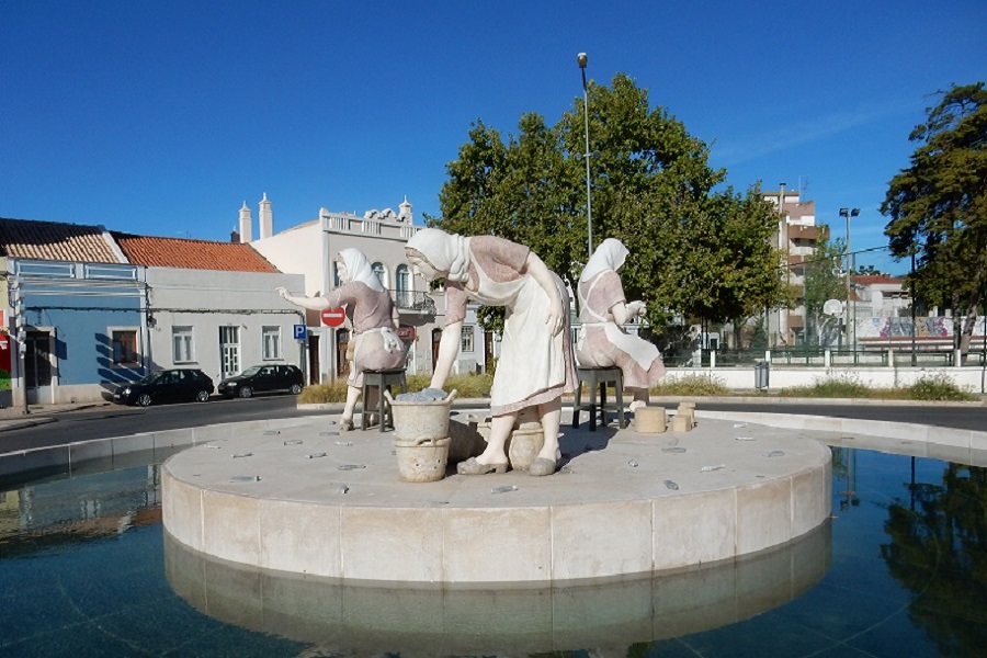 Standbeelden op rfotonde in Portimao. Eerbetoon sardine-industrie