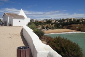 Senhora da Rocha, indrukwekkend kapelletje aan de kust van Armacao de Pera