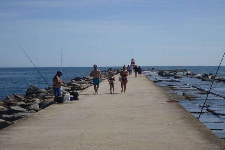 Sportvissen op de lange pier van Praia da Rocha bij Portimao