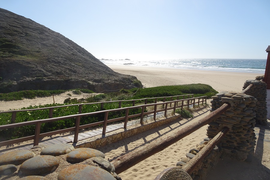 Toegang naar de soms ruige kust van de Algarve